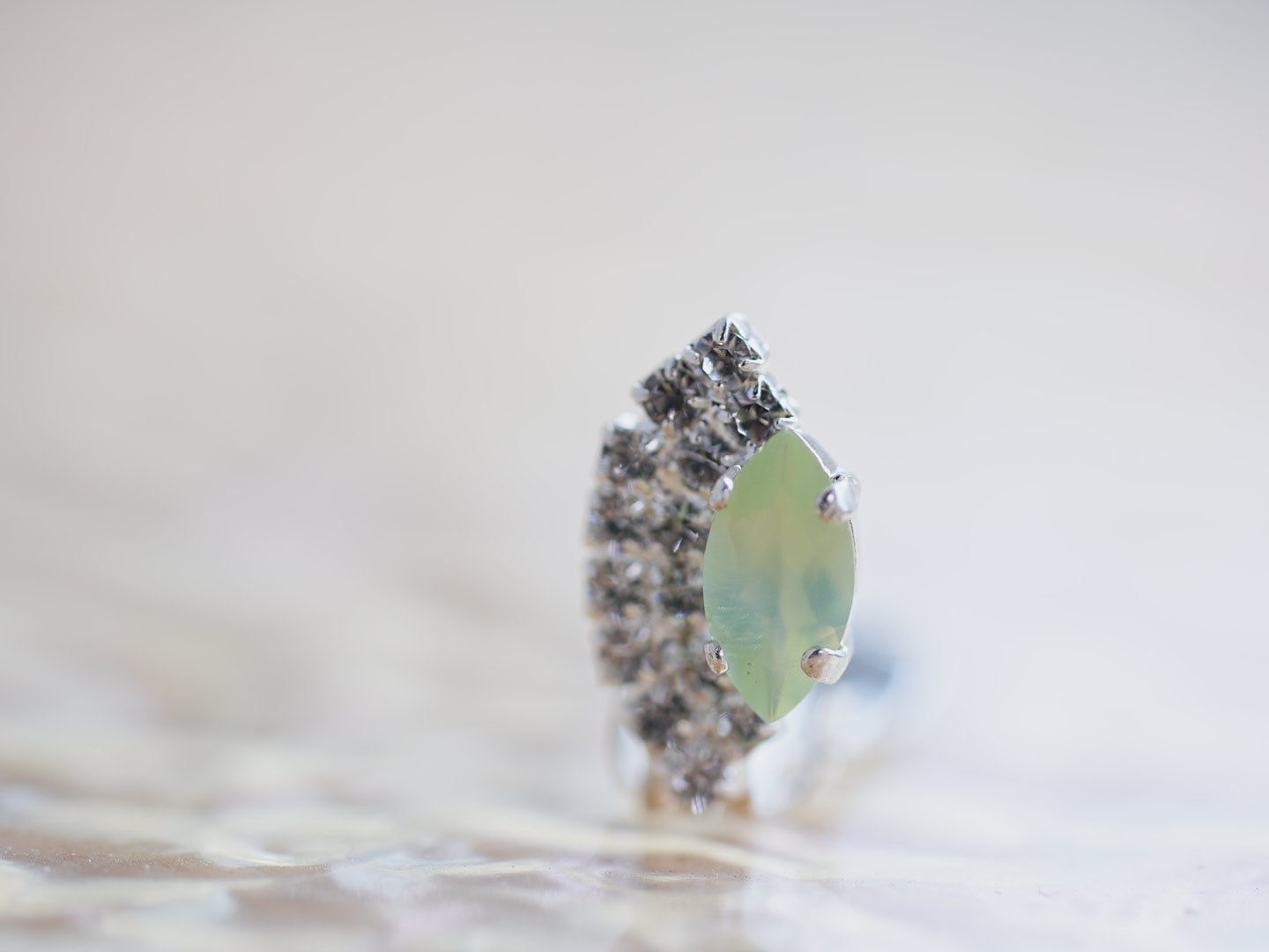 プレナイト 孔雀ピアス【Prehnite/Peacock pierce】 – Juvelia